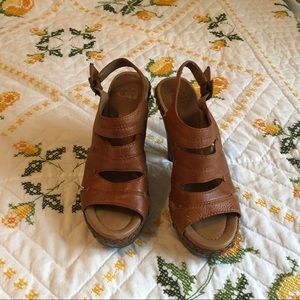 Gianni Bini brown leather heels